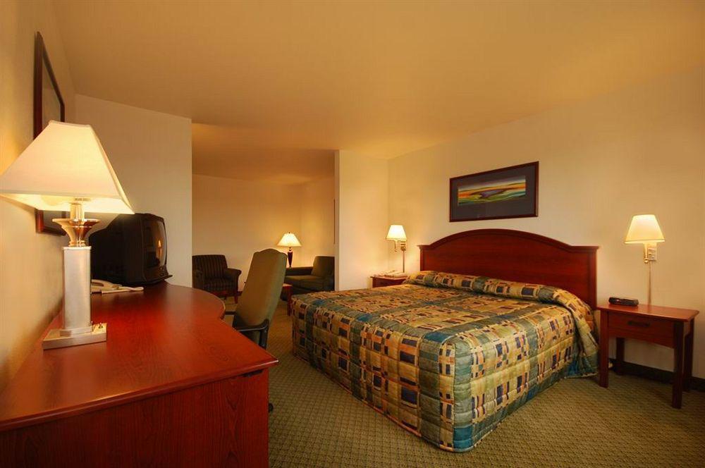 Crossings By Grandstay Inn & Suites Becker Exteriör bild